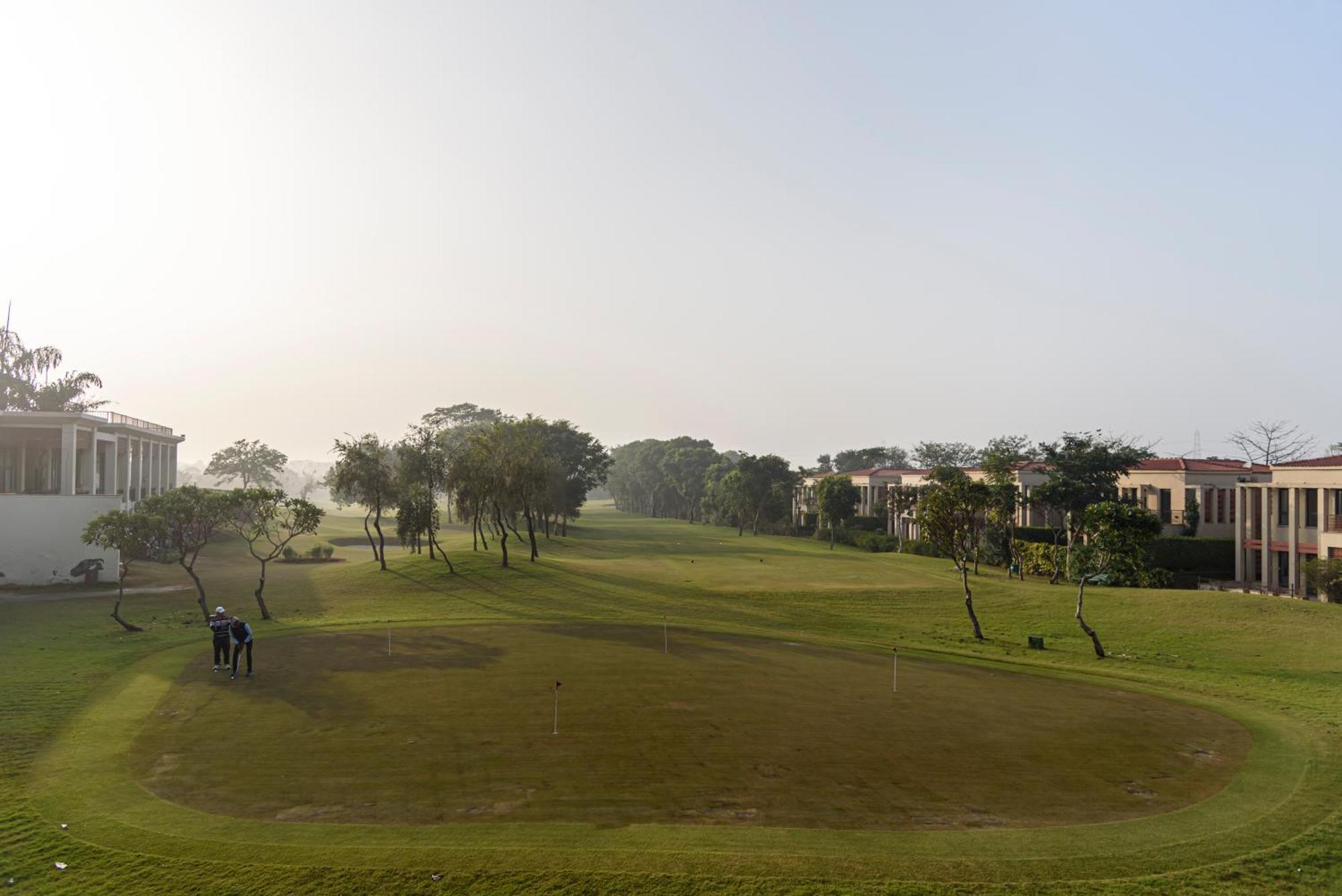 Beautiful Apartments at Tarudhan Valley Golf Resort, Manesar Gurgaon Chambre photo