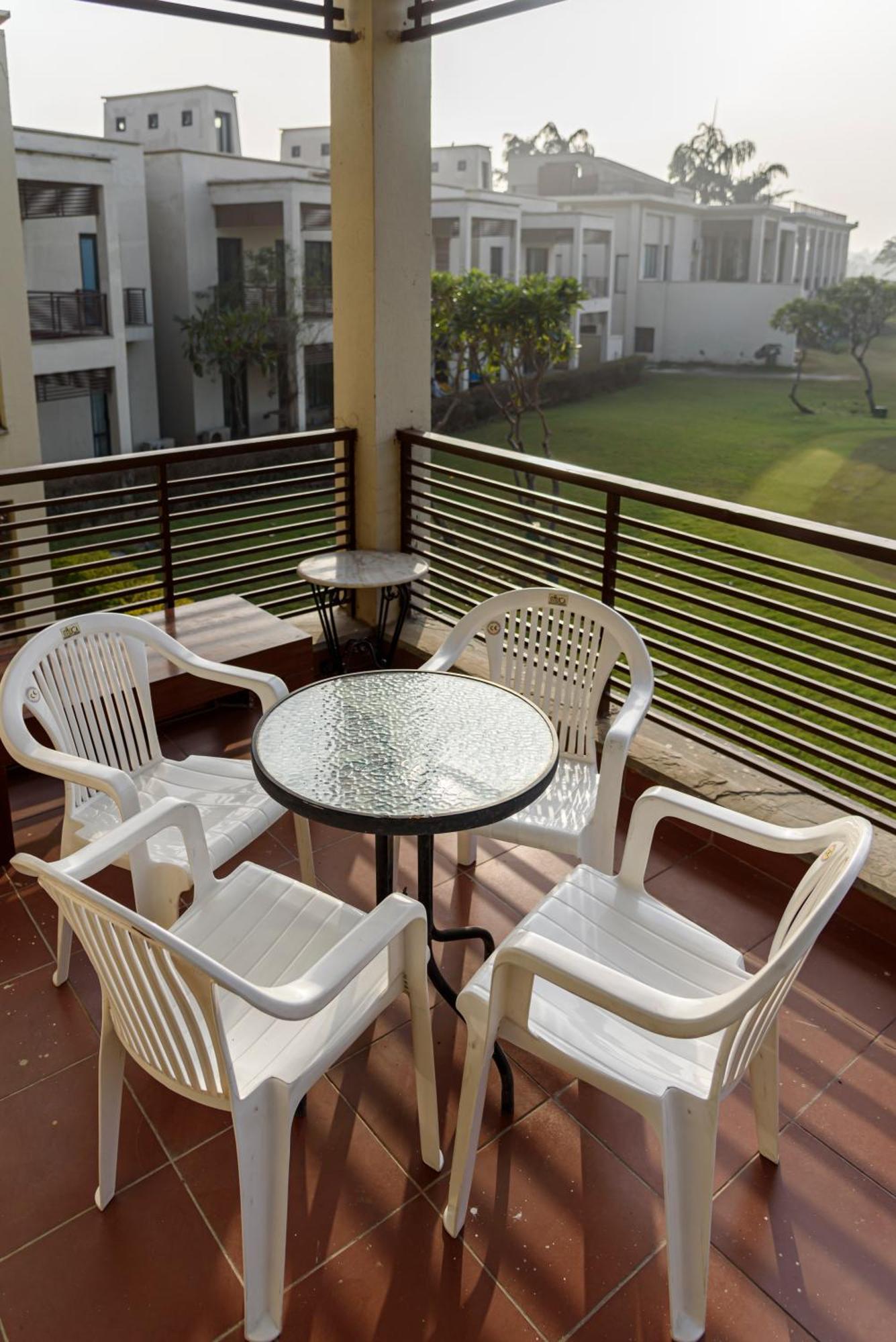 Beautiful Apartments at Tarudhan Valley Golf Resort, Manesar Gurgaon Chambre photo